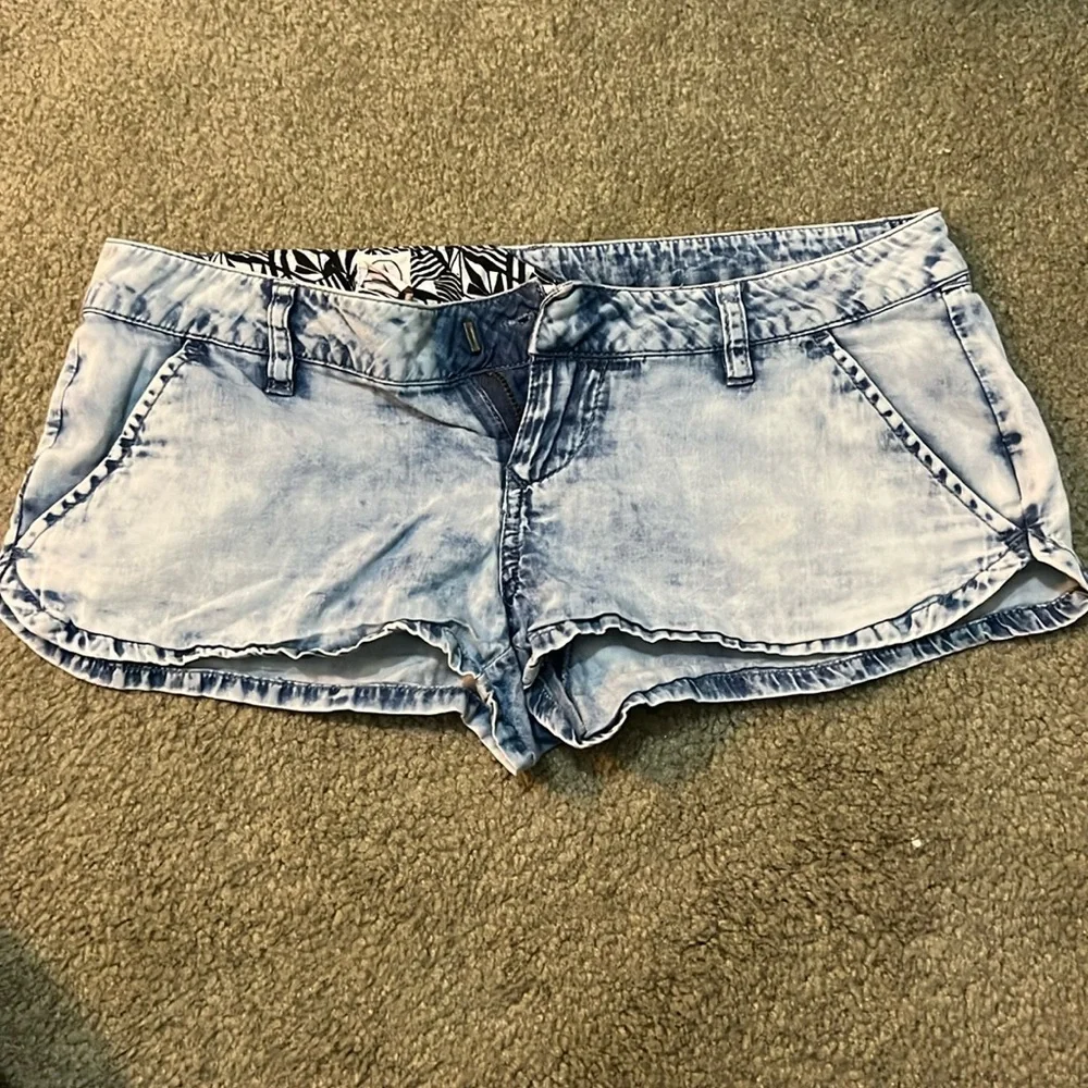 Volcom Low Rise Shorts - Picture 1 of 3
